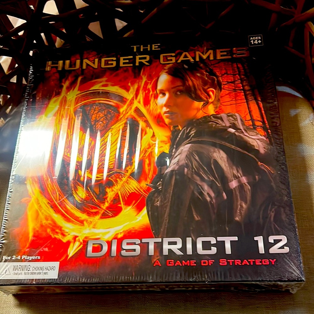 New The Hunger Games District 12 A-Game of Strategy NWB